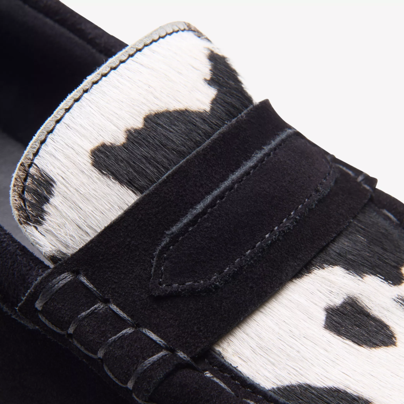 HZVP237 mocasín wallabee peinado con estampado de vaca Clarks